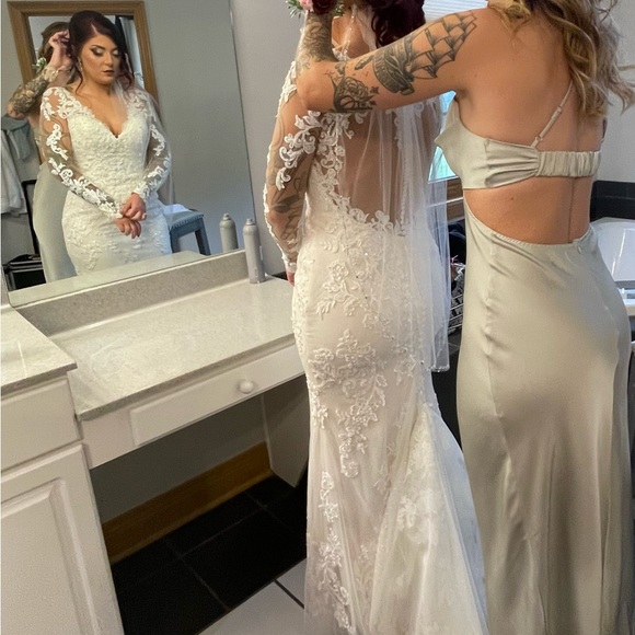 Pre-Owned Wedding Gown -Original/No Alterations - Picture 3 of 3